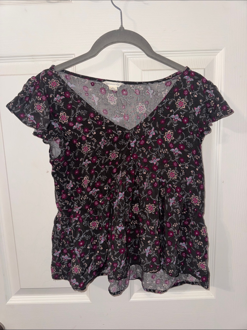 Aeropostale Dark Gray Floral V-Neck Flutter Sleeve Blouse